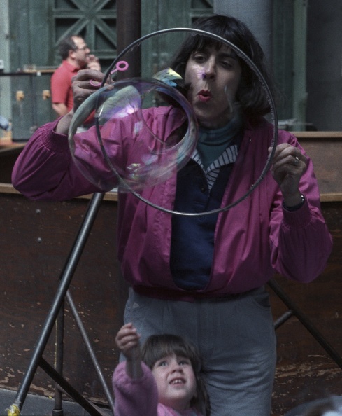 163-12 Spring 1988 Lynne and Lucy and Bubbles at the Exploratorium 3890x2160.jpg