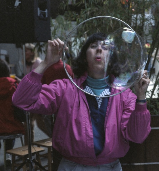 163-15 Spring 1988 Lynne and Bubbles at the Exploratorium 3890x2160.jpg