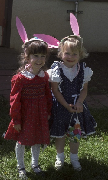 301-10 Lucy and Friend Hunt for Easter Eggs 198803 3890x2160.jpg
