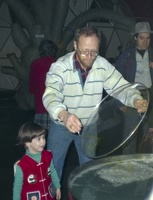 DAH 117-023 19881200 Exploratorium - Lucy and Richard make bubbles 3890x2160