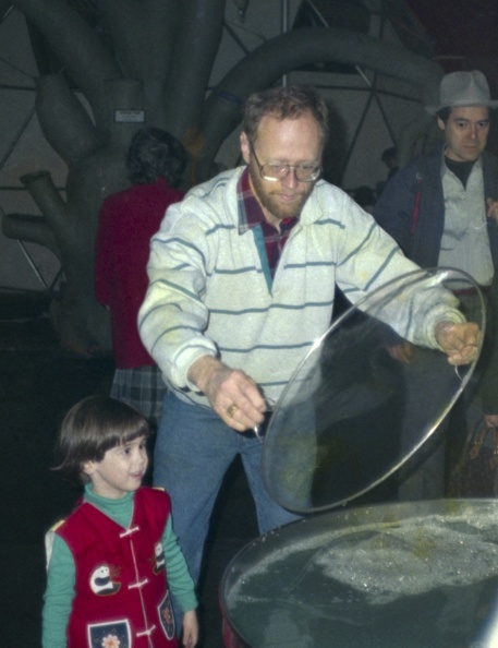 DAH 117-023 19881200 Exploratorium - Lucy and Richard make bubbles 3890x2160.jpg